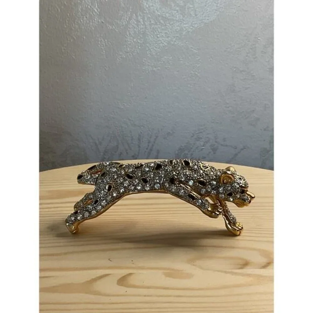 Elegant Gold & Rhinestone Encrusted Shoulder Leopard Brooch - Picture 2 of 7